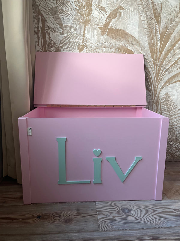 Gepersonaliseerde speelgoedkisten geverfd